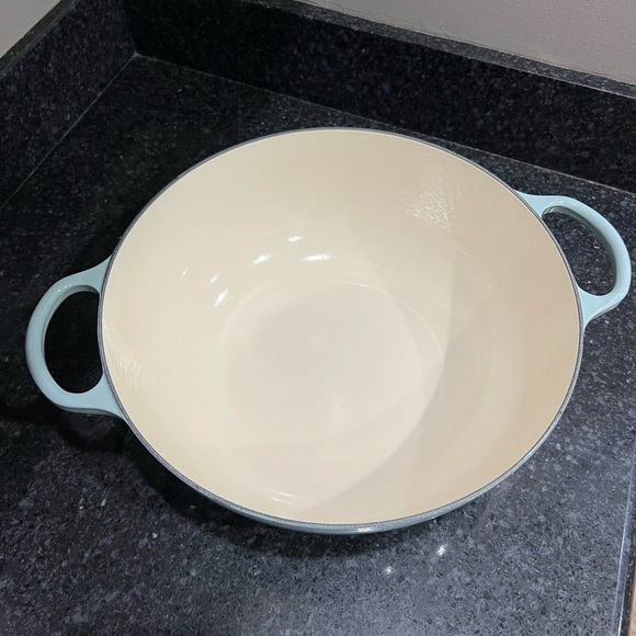 Le Creuset Enameled Cast Iron Signature Chef Dutch Oven - Sea Salt 7.5 qt - Picture 2 of 13